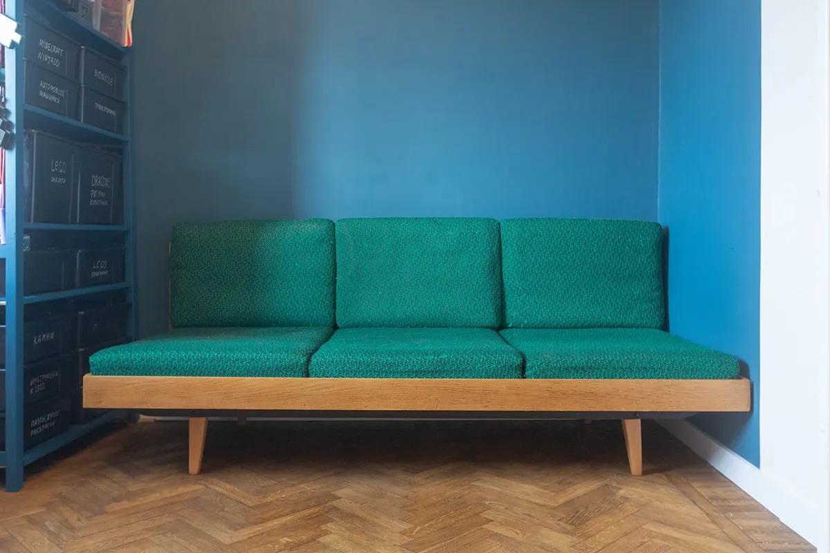 Чехословацкая тахта 1960-х на синем фоне