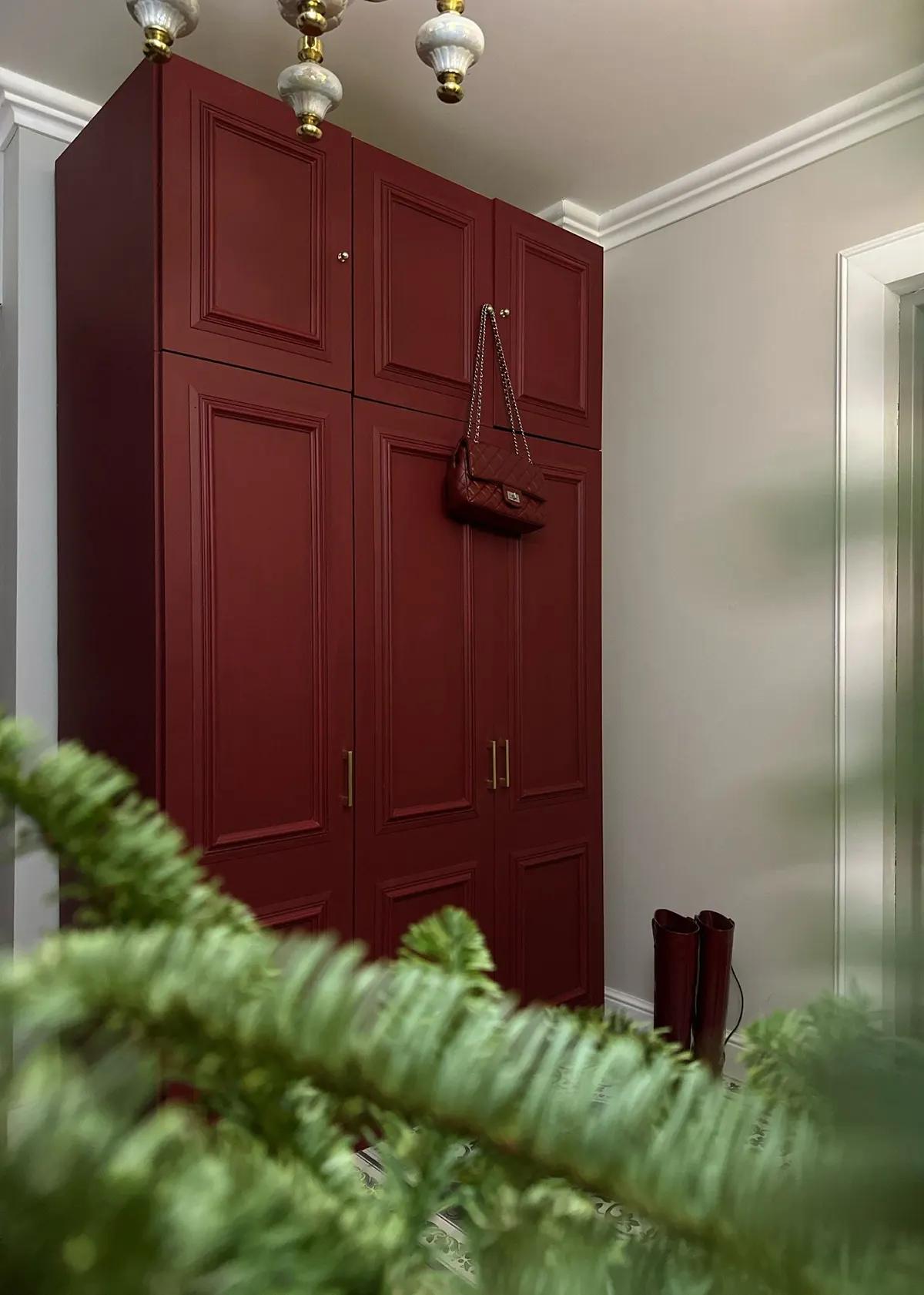 Реставрированный высокий шкаф в насыщенном красном цвете