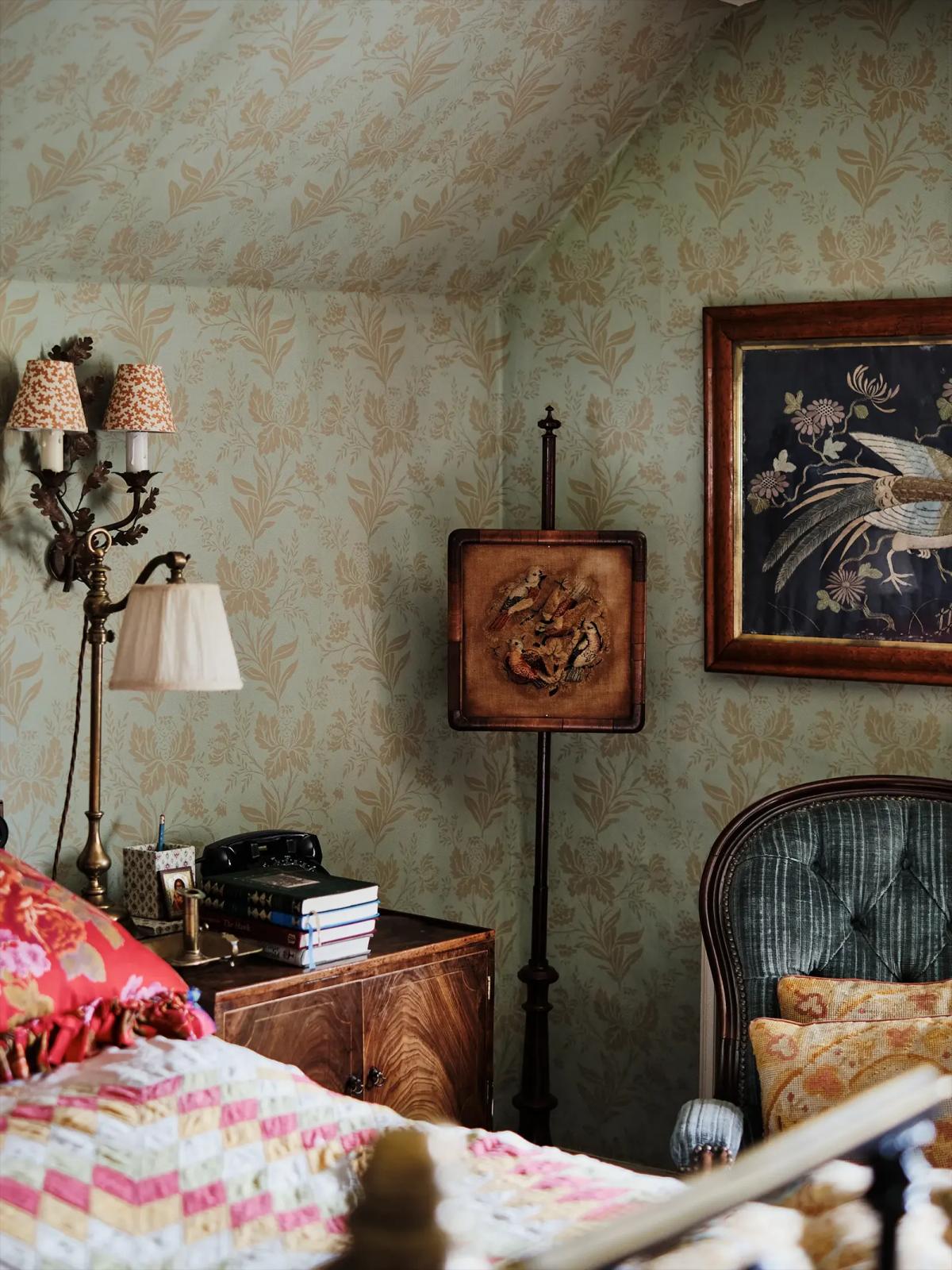 Угол спальни с антикварной мебелью