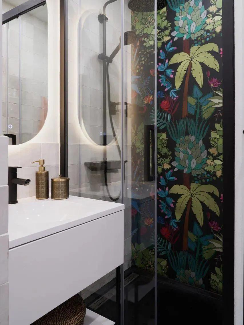 Яркое панно на стене в душевой кабинке