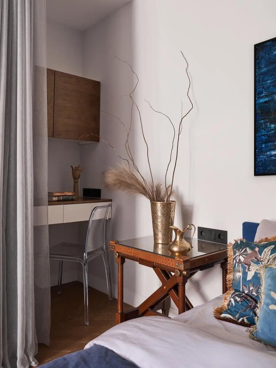 Прикроватная тумбочка с кувшином и вазой в спальне и рабочий уголок