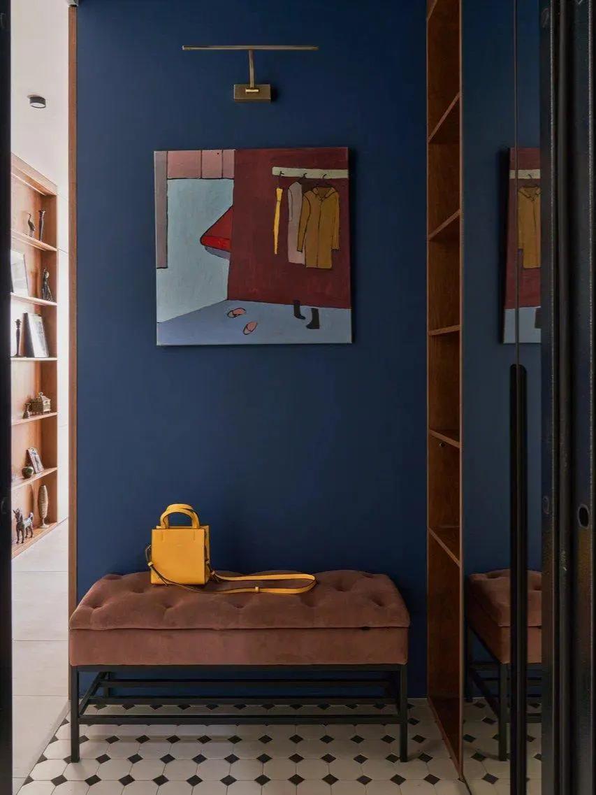 Картина художницы Юлии Киракосян на синей стене в прихожей квартиры