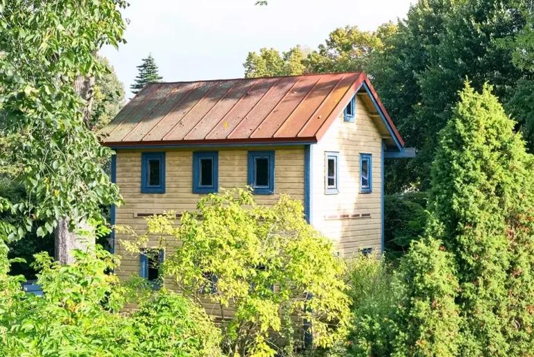 Деревянный пчелиный павильон в зелени