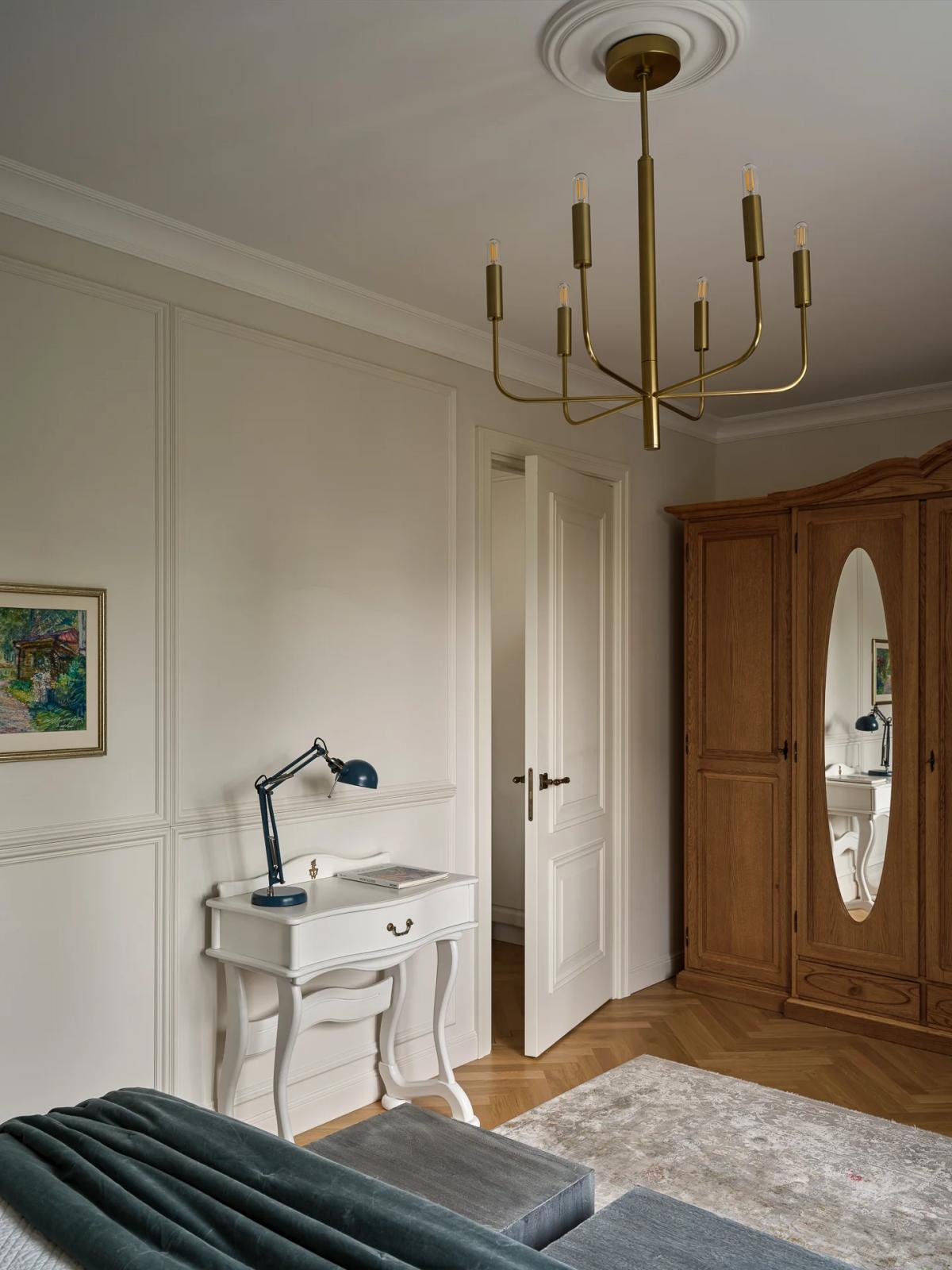 Спальня с винтажным дубовым шкафом для одежды и белым антикварным столиком