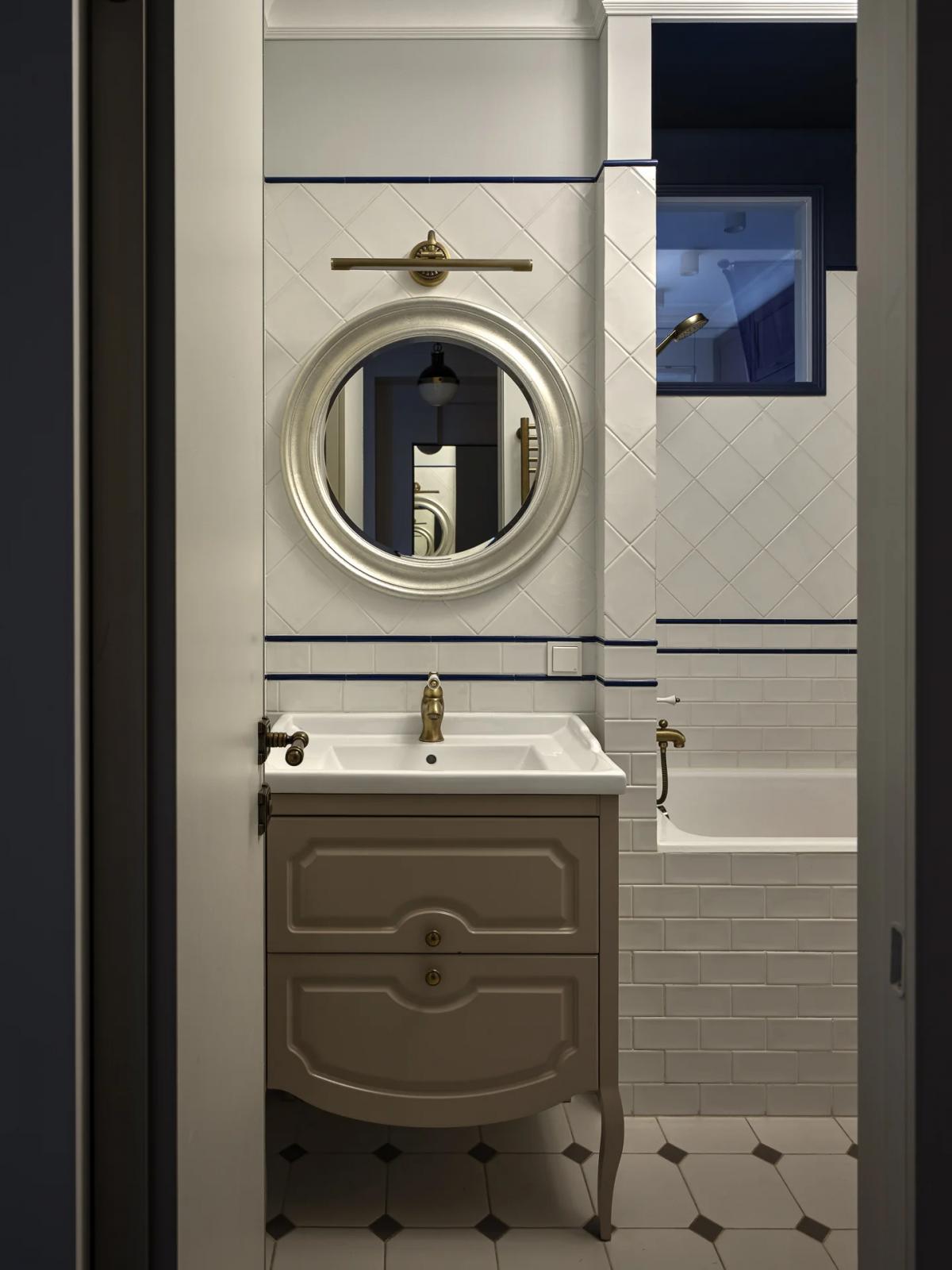 Современный интерьер ванной в хрущевке с плиткой от Kerama Marazzi