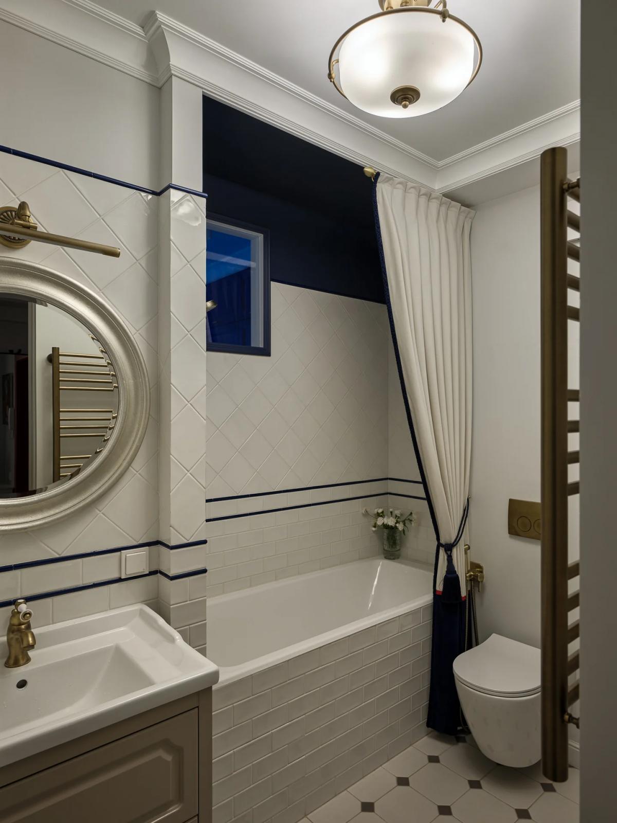 Светлая ванная в классическом стиле в хрущевке с белой плиткой и золотистыми элементами