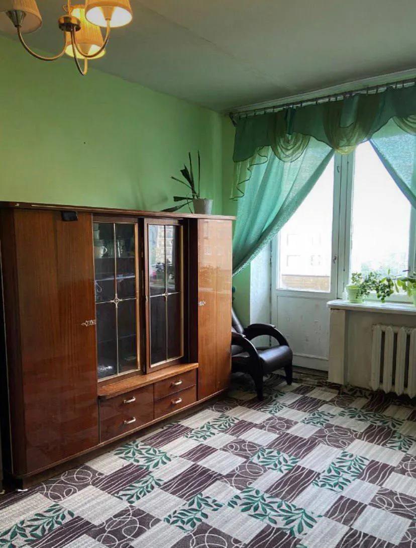 Гостиная с зелеными стенами и старым шкафом в хрущевке до ремонта