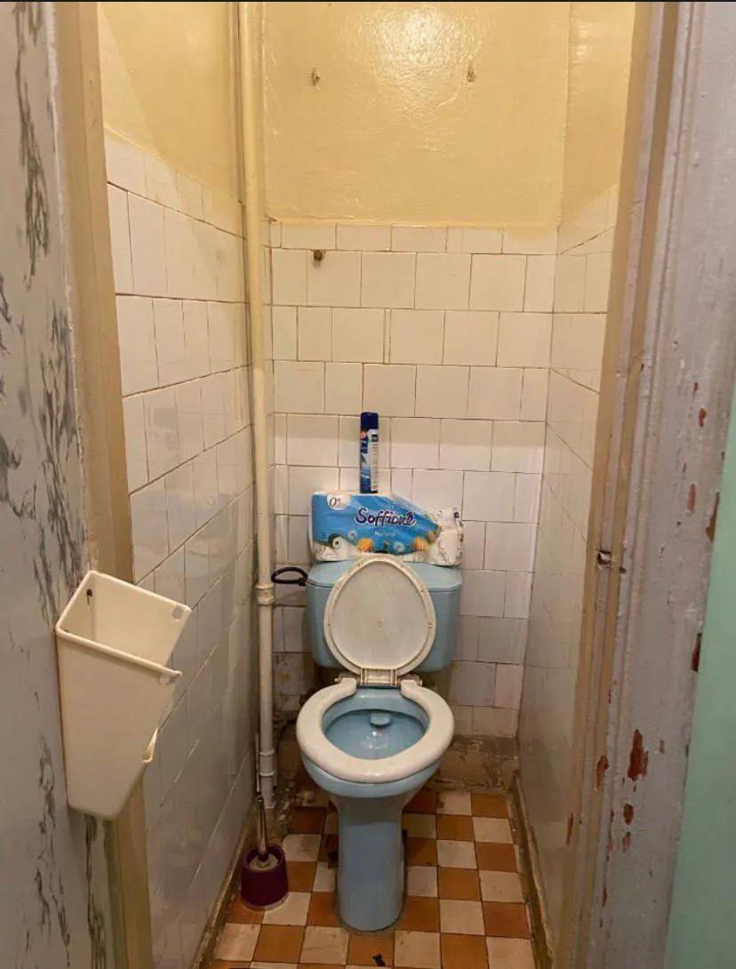 Туалет и старый голубой унитаз в хрущевском доме до ремонта