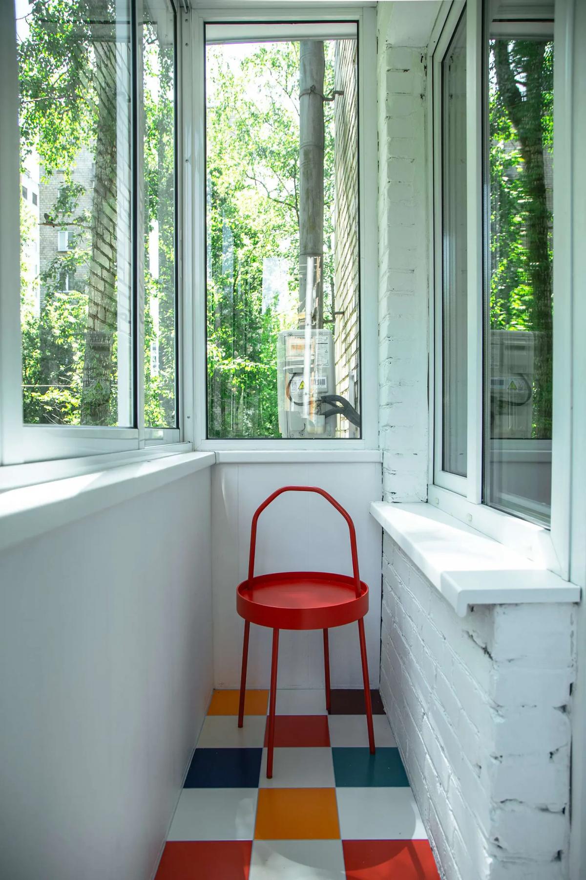 Разноцветная плитка на полу на балконе