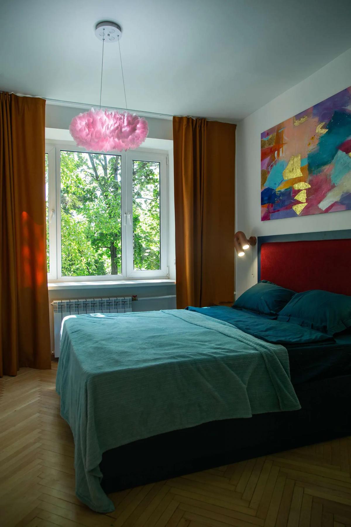 Спальня в хрущевке с абстрактной картиной над изголовьем кровати. Дизайн интерьера от Павла Фотеева