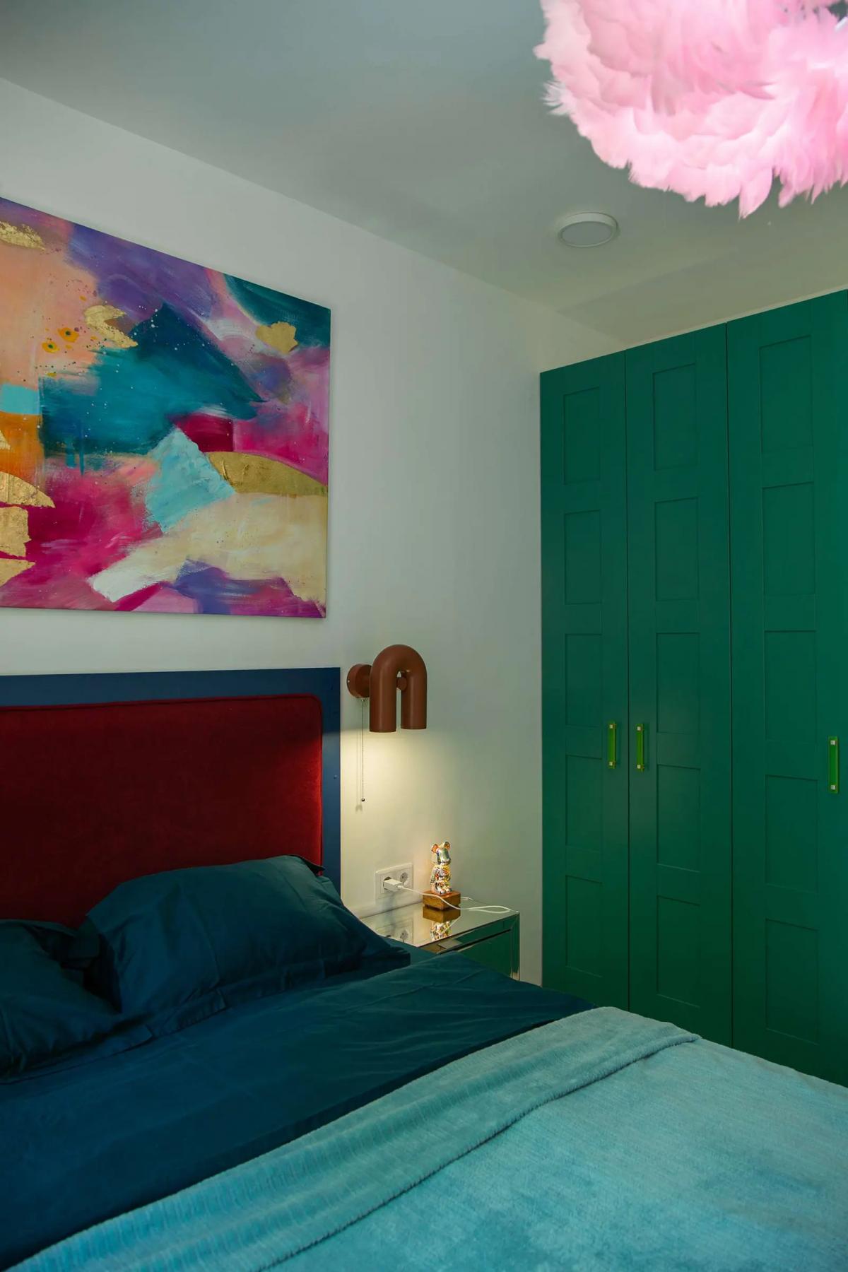 Зеленый шкаф в спальне