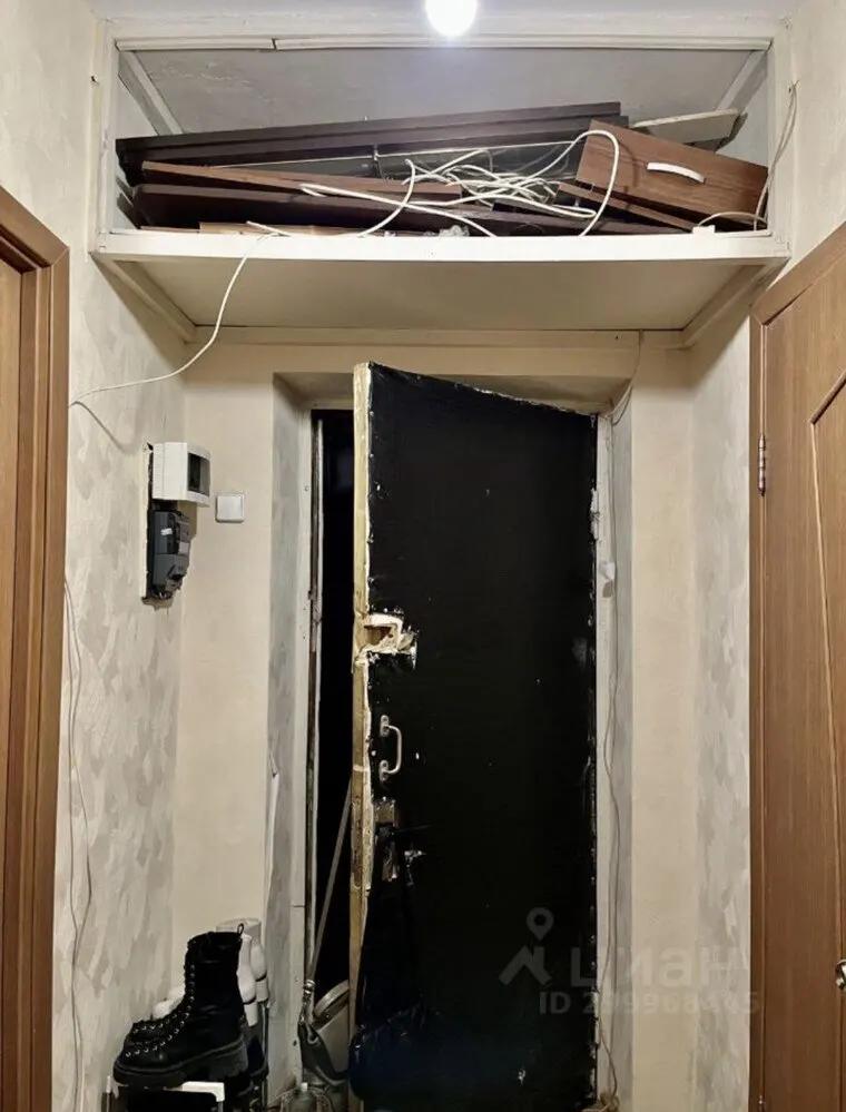 Коридор с черной дверью в квартире в хрущевке до ремонта