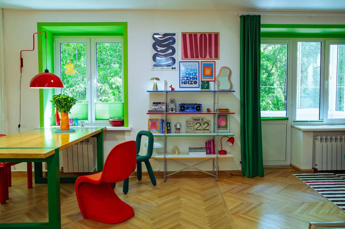 Кухня-гостиная в хрущевке с яркими деталями всевозможных цветов