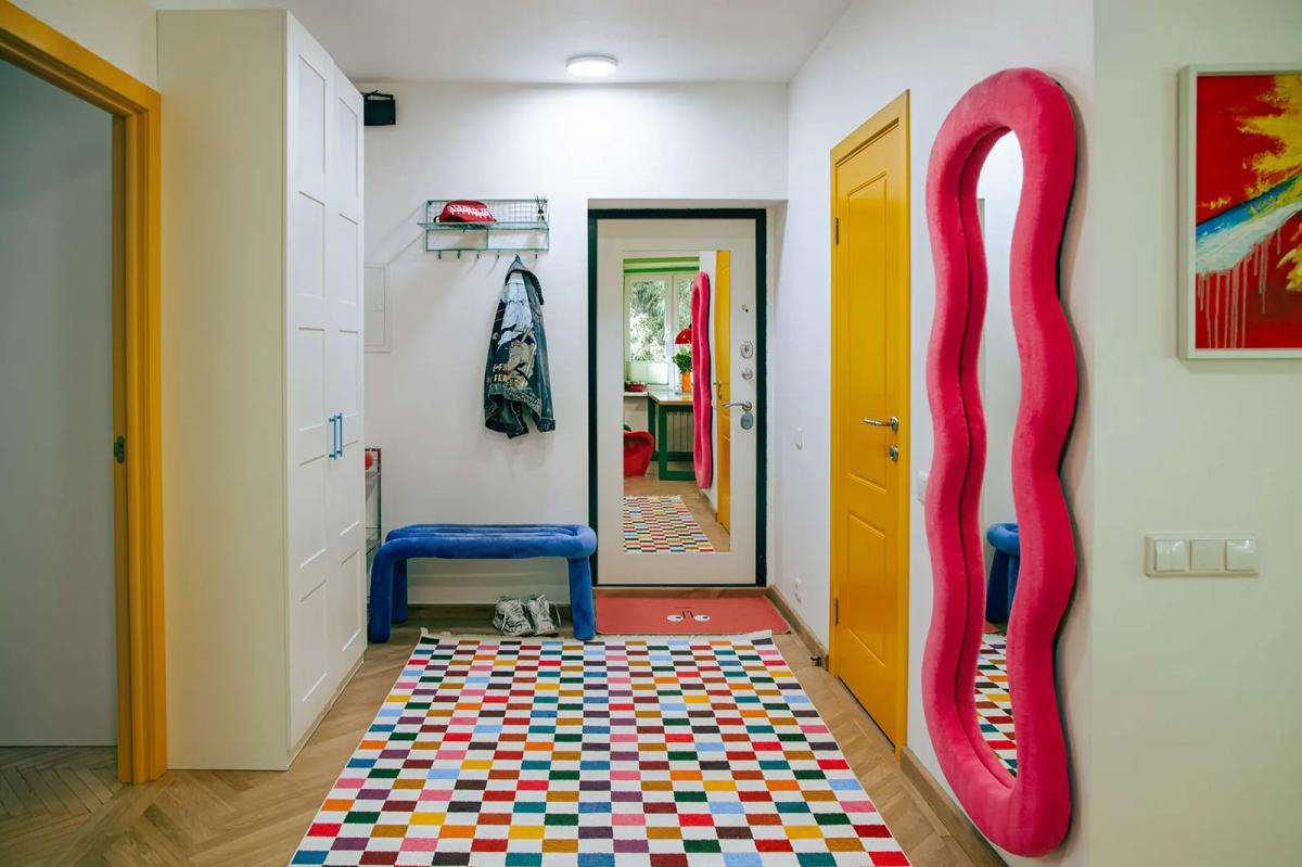 Зеркало в ярко-розовом обрамлении в коридоре в хрущевской квартире