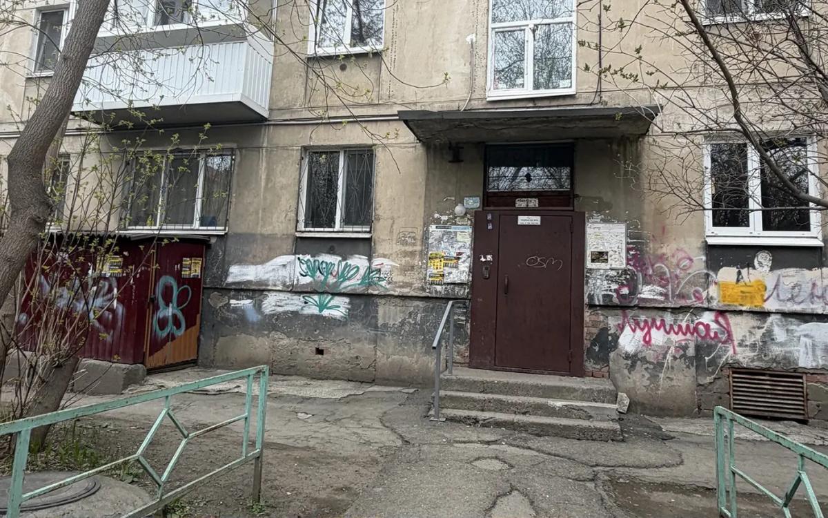 Входная группа хрущевки до преображения