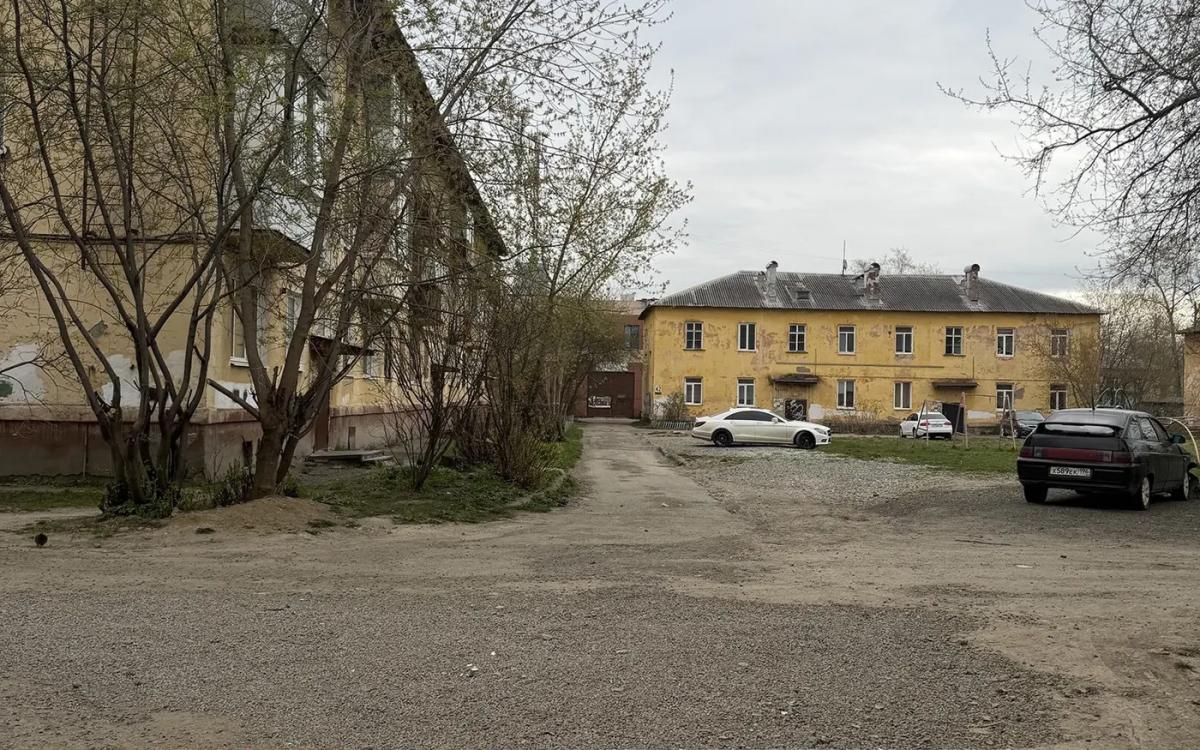 Парковка рядом с домами в российском дворе